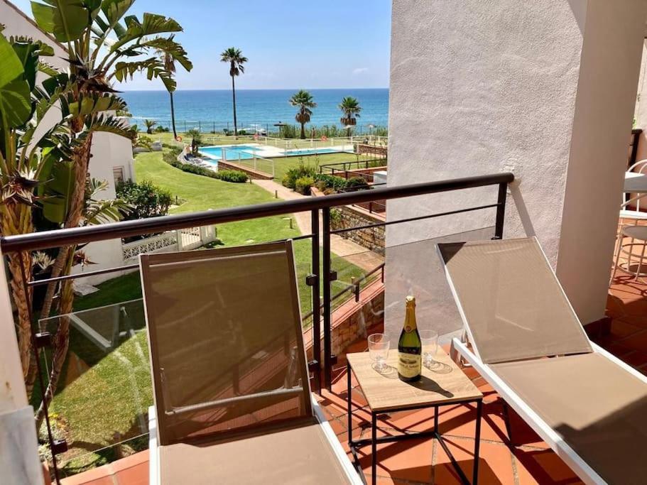 Sea Breeze Retreat - Golf Getaway Apartment Bahia de Casares Bagian luar foto