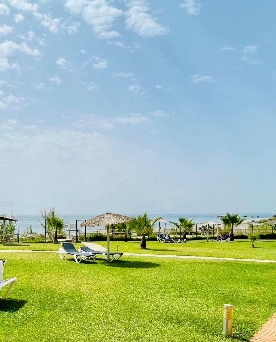 Sea Breeze Retreat - Golf Getaway Apartment Bahia de Casares Bagian luar foto
